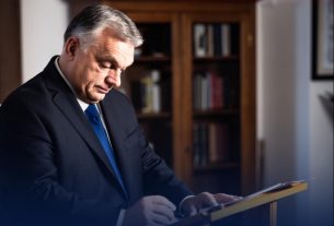 Orbán Viktor aláír