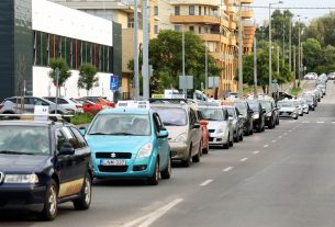 Autós szakoktatók demonstrációja Szegeden