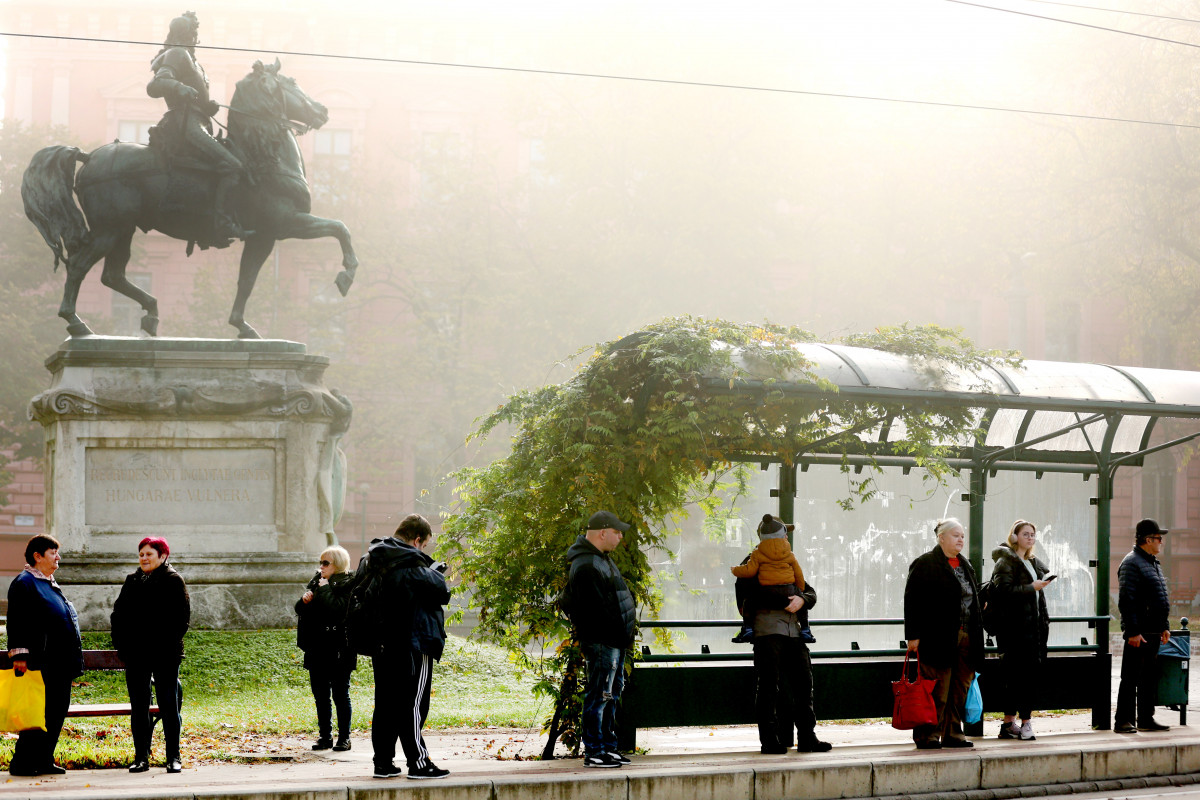 köd, ősz, időjárás, Szeged, villamos megálló