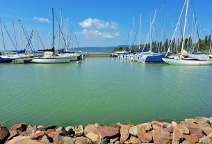 Balaton, Szigligeti kikötő, vitorlás, hajó, turizmus, nyár, nyaralás