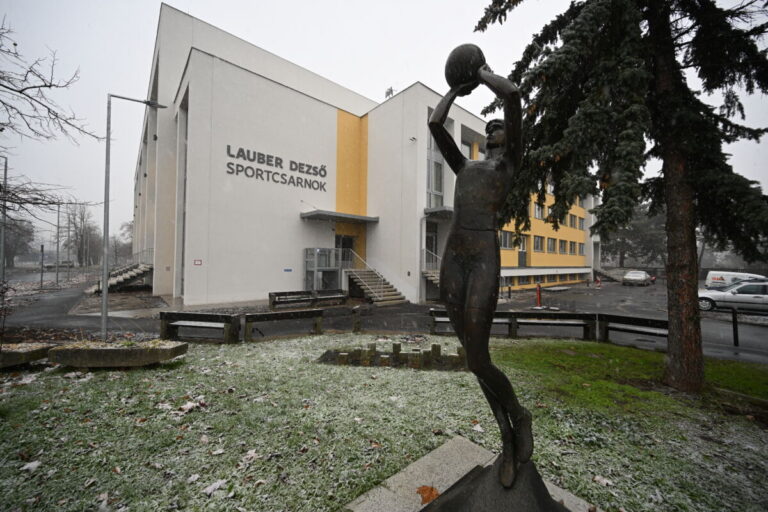 Pécsi sportcsarnok