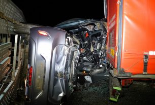 Csanádpalota, 2024. március 20. Sérült járművek az M43-as autópályán Csanádpalotánál, miután egy trélert vontató kisbusz hátulról nekiütközött egy álló kamionnak 2024. március 20-án. A mikrobuszban egy ember meghalt. MTI/Donka Ferenc