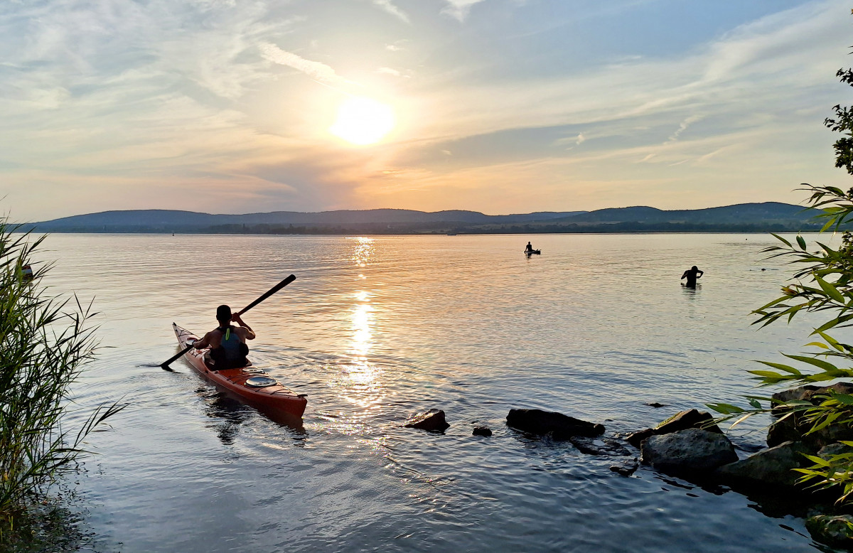 Balaton, Sajkodi strand, nyár, nyaralás, strand, kenu, naplemente, hattyú, turizmus